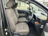 前席はゆとりを感じる座面と背もたれで、運転席・助手席ともに落ち着いて過ごせる空間です。前方や左右の窓から視界を確保しやすく、乗り降りもしやすい印象です。