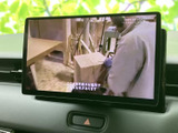 停車中にテレビ番組などの映像を視聴でき、休憩時間を過ごす際にも便利な装備です。画面上で映像を楽しめるため、お出かけ先での待ち時間にも活用いただけます。