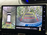 車両周辺の映像とガイド線を画面で確認でき、駐車時の位置合わせをサポートします。上から見たような表示もあり、周囲を確認しながら操作したい場面に便利です。