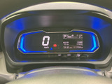 速度やシフト位置などの情報が中央にまとめて表示され、運転中に必要な表示を確認しやすいレイアウトです。視線の移動を抑えて状況を把握しやすく、日々の運転を支えます。