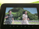 停車中にテレビ番組を視聴でき、ちょっとした待ち時間も車内で過ごしやすくなります。画面に番組映像が表示され、手軽にテレビを楽しめる便利な装備です。