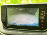 後方の映像を画面で確認でき、駐車時や狭い場所での後退をサポートします。目安線も表示されるため、周囲の様子を確かめながら落ち着いて操作いただけます。