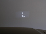 ヘッドアップディスプレイは運転中に役立つ情報をフロントガラスに映し出します。独自のレーザー技術により、直射日光が当たるような状況にも対応。走行速度、ナビゲーションなどの情報を、クリアに表示します。