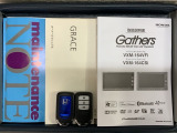 スマートキーは鍵をバッグに入れたままでもドアロックの開閉やエンジンのON・OFFができます。夜間や雨の日も鍵を探さなくて良いので便利です。