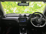 前方の見通しがよく、運転席から周囲の状況を確認しやすい室内です。各席の位置関係にもゆとりが感じられ、日々の移動を快適に支えます。
