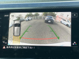 後方の映像に加えて車両周囲の表示も確認でき、駐車時の位置合わせをサポート。画面のガイドを目安に、後退時の周囲確認に活用できます。