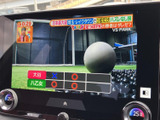 停車中にテレビ番組などの映像を楽しめる画面を備えています。表示が見やすく、休憩時間を過ごす際にも便利。車内でのひとときを彩る装備として活躍します。