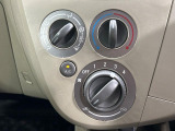 【オートエアコン】一度お好みの温度に設定すれば、車内の温度を検知し風量や温度を自動で調整。暑い&hellip;寒い&hellip;と何度もスイッチ操作をする必要はありません。快適な車内空間には必須の機能ですね♪