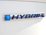 ★HYBRIDエンブレム★より少ない燃料で大きなパワーを引き出すエンジンに、高出力モーターを組み合わせ、低燃費とパワフルさを両立したハイブリッドシステムです。