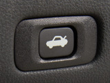 ボタン一つでトランクオープンが可能!車内から操作できる為、非常に便利な装備の一つとなります!
