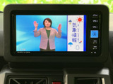 天気情報を画面で確認でき、停車中のちょっとした待ち時間にも便利です。映像と情報がひと目で分かりやすく、日常のお出かけをサポートしてくれます。