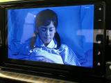 大きく見やすい画面を備え、映像コンテンツを表示できます。停車中に画面を楽しみたい場面にも活用でき、車内で過ごす時間に便利な装備です。表示内容は状況に合わせてご確認ください。
