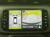 画面を切り替えて車両周辺の様子を確認でき、駐車時の周囲確認をサポートします。タッチ式の操作部も見やすく、日常の駐車シーンで活用いただける装備です。