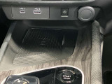 【ワイヤレス充電器】Qi規格対応スマートフォンのワイヤレス充電器をセンターコンソールに装備★右のスイッチがオレンジに光れば充電中の合図です★