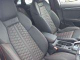 ●レザーシート『高級感や耐久性がありこちらのモデルにも採用されています。レザーは見た目が美しく内装を豪華に演出します。柔らかく肌触りが良く長時間の運転でも快適です。