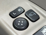 【電動格納ミラー】サイドミラーは電動格納式となっており、狭い駐車場でもキズがつくリスクを抑えられます。