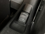【ルーフ電動開閉】運転席からボタン一つで、ルーフの開閉が可能です。急な雨にも、すぐに対応可能です。