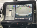 後方の映像に加えて車両を上から見た表示も確認でき、駐車時の周囲確認に役立ちます。画面内のガイド線も目安になり、後退時の位置合わせをサポートします。