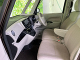 運転席まわりは視界を遮りにくい配置で、前方や左右を確認しやすい印象です。明るい色合いのシートと広めの窓が室内に開放感をもたらし、日常の移動も落ち着いて過ごせそうです。