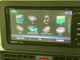 FMやAM、USB、Bluetooth Audioなど、選べる音源が画面上に並んでいます。アイコンで内容を確認しやすく、普段よく使う音楽やラジオを選びたい時にも便利です。