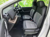 運転席と助手席はゆとりを感じる間隔で並び、前方を見渡しやすいレイアウトです。座面と背もたれは落ち着いた色合いでまとめられ、乗り降りもしやすく、毎日の移動に使いやすい室内です。