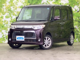 洗練されたフロントマスクと力強いバンパーの組み合わせが印象的。背の高いシルエットと明るい色調の灯体が、街中でも存在感を放ち、全体にまとまりのある佇まいも魅力です。