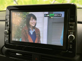車内の画面でテレビ番組を視聴でき、停車中の待ち時間もゆったり過ごせます。画面には番組映像が表示され、映像を楽しみたい場面に便利な装備です。