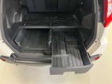 【ウォッシャブルダブルラゲッジ】上下に荷物が積める2段構造。下段・右側には、引き出して荷物がラクに取り出せる「ウォッシャブルラゲッジアンダートレイ」を装備。