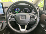 手元に複数のボタンがまとまり、運転姿勢を大きく変えずに必要な操作へアクセスしやすい構成です。メーター類も正面に見渡せる配置で、運転中の確認をサポートします。