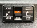 【両側パワースライドドア】スマートキーや運転席のスイッチで後席両側スライドドアの開閉が可能♪電動だから力を入れてドアを開ける必要が無く、小さなお子様でも簡単に開け閉めでき快適です♪