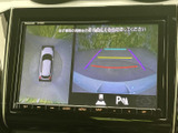 後方の映像に加えて車両周辺の表示も確認でき、駐車時の位置合わせをサポートします。ガイド線を目安に後方を把握しやすく、狭い場所での駐車や切り返しの際にも心強い装備です。周囲の安全確認も大切にできます。