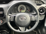 手元に配置されたスイッチ類で各種操作を行え、運転中も扱いやすいレイアウトです。メーター類も正面にまとまり、日々の運転に便利です。