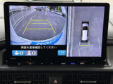 後方の映像に加えて車両周囲を上から見た表示も確認でき、駐車時の周囲確認を助けます。画面上のガイドも目安にしながら、慎重な駐車操作をサポートします。