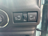 運転席から後席のスライドドアを操作することができます。