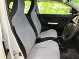 明るい色合いのシートが室内をすっきり見せ、運転席からの視界も開放的です。座面と背もたれにゆったり腰掛けられ、前席で過ごす時間も快適に感じられます。