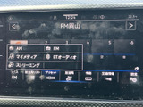 画面上に放送局や音源の選択肢がまとまり、希望する項目を見つけやすい表示です。ドライブ中も内容を確認しやすく、音楽やラジオを楽しめます。