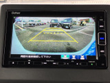 後方の様子を画面に映し、ガイド線を目安にしながら駐車位置を確認できます。周囲の車や路面との距離感を把握しやすく、駐車時の安全確認をサポートする便利な装備です。