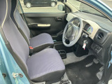 運転席まわりは視界を遮りにくいすっきりした配置で、座席に腰掛けた際も周囲を確認しやすい印象です。落ち着いた色合いのシートで、日常使いにもなじみます。
