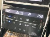 【オートエアコン】一度お好みの温度に設定すれば、車内の温度を検知し風量や温度を自動で調整。暑い&hellip;寒い&hellip;と何度もスイッチ操作をする必要はありません。快適な車内空間には必須の機能ですね♪