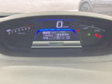 速度や時刻、外気温、燃料残量などを表示するメーターを備えています。運転に必要な情報を運転席から確認しやすく、警告灯や各種表示もひと目で把握しやすい配置です。