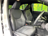 運転席まわりには十分なスペースがあり、大柄な方でもゆったり運転していただける環境です。
