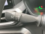 レバー上にワイパー関連の表示がまとまり、設定を目で確認しやすい構成です。運転席から手を伸ばしやすい位置にあり、天候の変化に合わせた操作をスムーズに行えます。