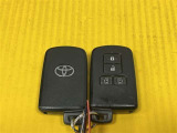 運転席からもスマートキーからも両側自動スライドドアの開閉操作可能!スマートキーはかばんやポケットに入れておけば、ドアのロックアンロックやエンジンの始動が可能!