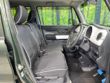 運転席まわりには十分なスペースがあり、大柄な方でもゆったり運転していただける環境です。