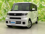 角を抑えたフロントまわりと、四角くまとまったボディが印象的。白い車体に黒いグリルが映え、親しみやすさと洗練された雰囲気を感じさせる一台です。