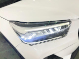 白く明るい光で夜間走行をサポートするLEDヘッドランプを搭載