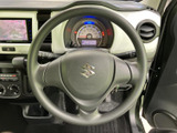 握りやすい形状のステアリングを備え、運転姿勢を保ちながら進行方向を調整できます。メーターやナビ画面も視界に収まり、運転に必要な情報を確認しやすい運転席まわりです。