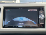 テレビ番組の映像を画面に表示でき、停車中の待ち時間にも視聴を楽しめます。見やすい位置に設置されているため、休憩中のひとときを過ごす際にも役立ちます。