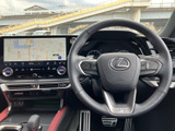 握ったまま手元で各種スイッチを確認できる配置で、運転中の視線移動を抑えるのに役立ちます。画面表示やメーターと合わせて使いやすさを支える装備です。