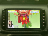 画面にテレビ番組が表示されており、停車中に映像を視聴できます。画面が大きく内容を確認しやすいため、休憩時など車内で過ごす時間にも活用いただけます。